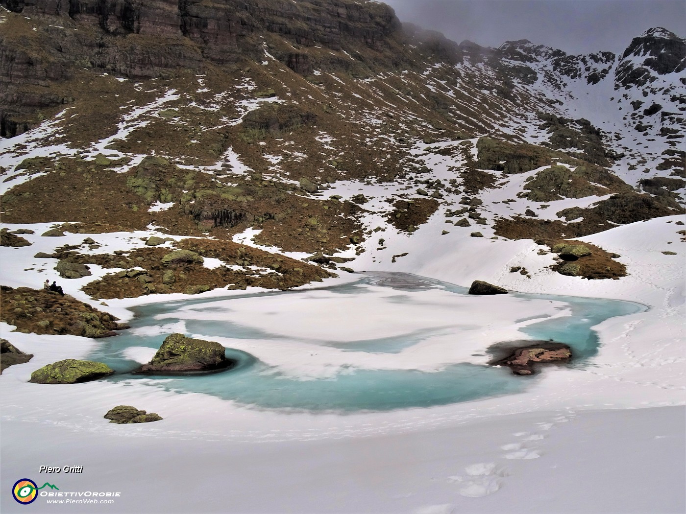 05 Laghetto di Pietra Quadra (2116 m) in lento disgelo.JPG